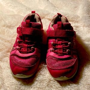 Little girls size 10US pink sparkle stride rite sneakers!
